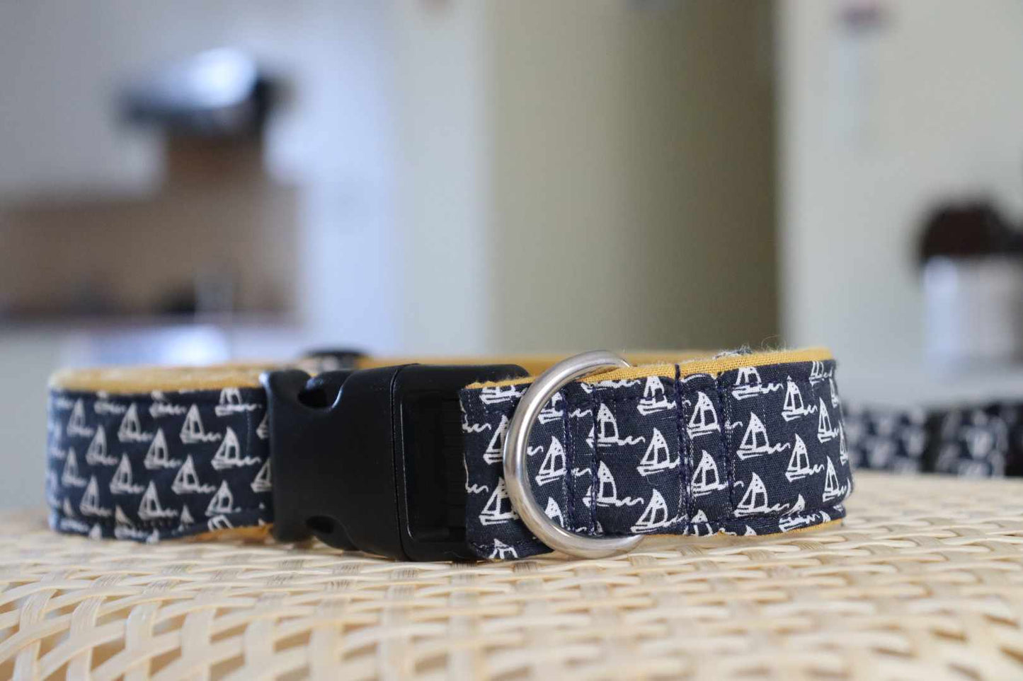 Collier petits bateaux intérieur moutarde